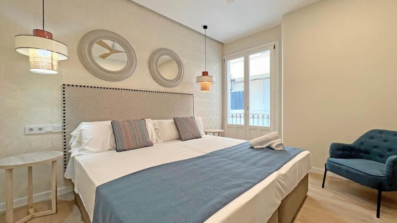 Dormitorio en uno de los apartamentos.