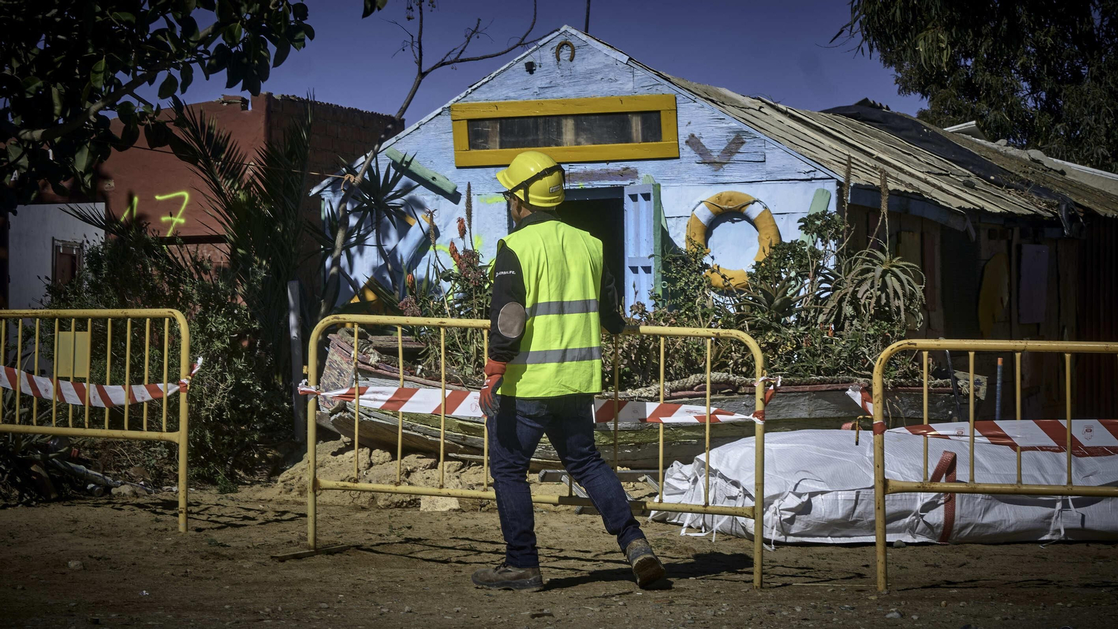 Derribos de las casetas de pescadores en la playa de La Casería