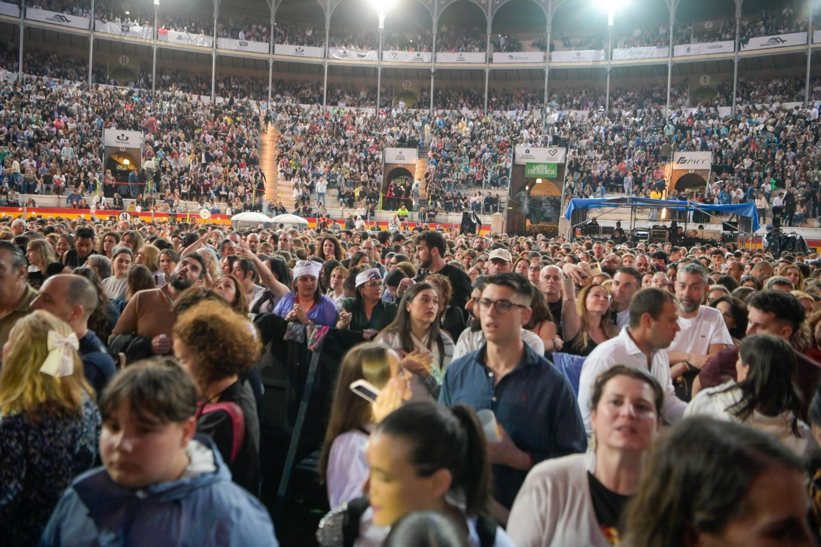 La lluvia de Granada no frena el baño de masas de un Manuel Carrasco ‘Salvaje’