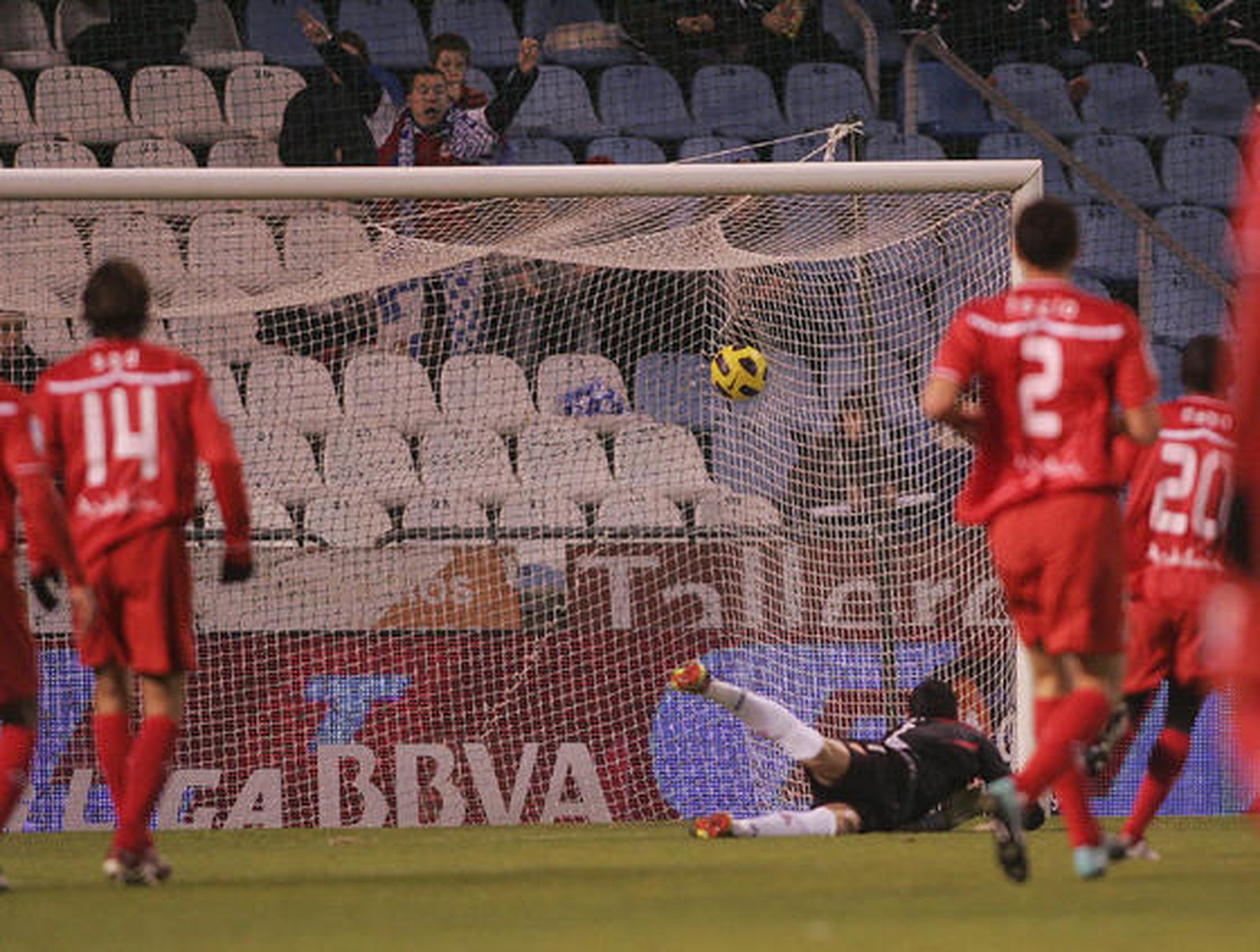 Palop, tras no poder parar el balón.

Foto: 13foto