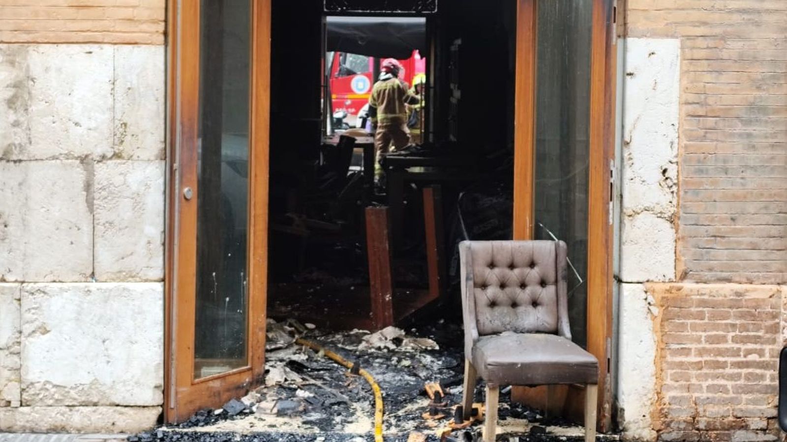 Bomberos apagan el incendio del restaurante de Málaga, en imágenes