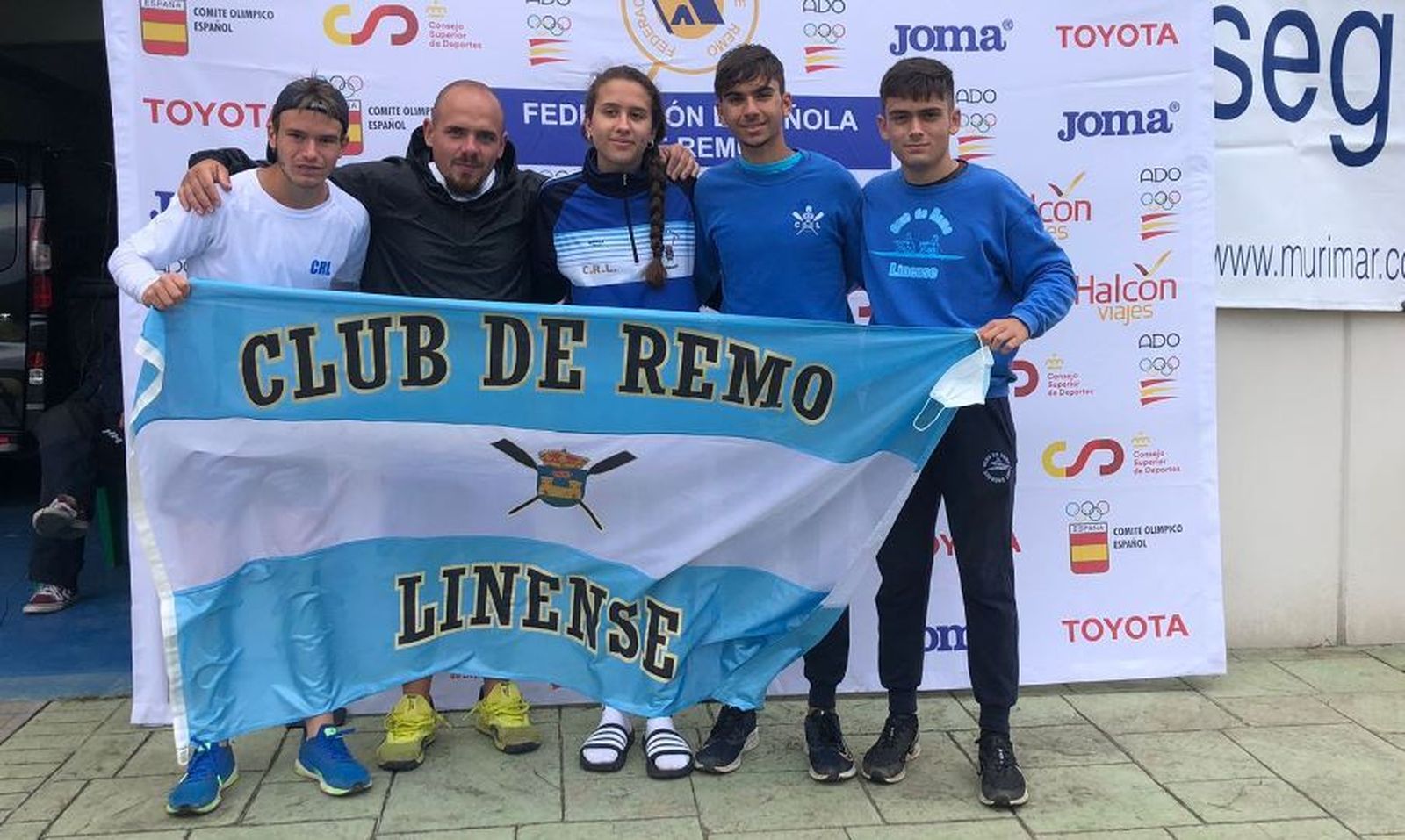 La expedición del Club de Remo Linense, en Vizcaya