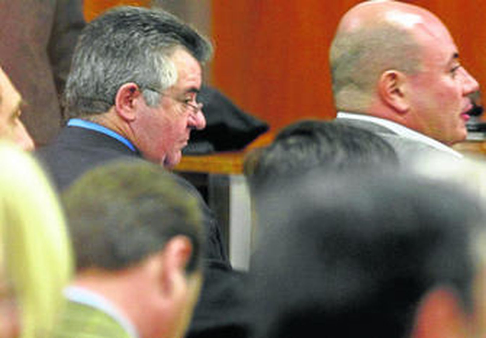 Oscar Benavente, junto a Roca y otros acusados, en el banquillo en una imagen de archivo.