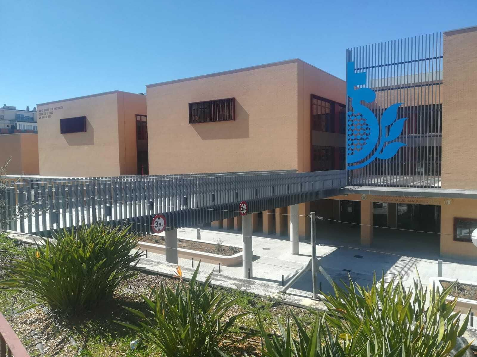 El nuevo edificio del Campus en Ciencias de la Salud,  conectado al Hospital de San Juan de Dios con una pasarela.