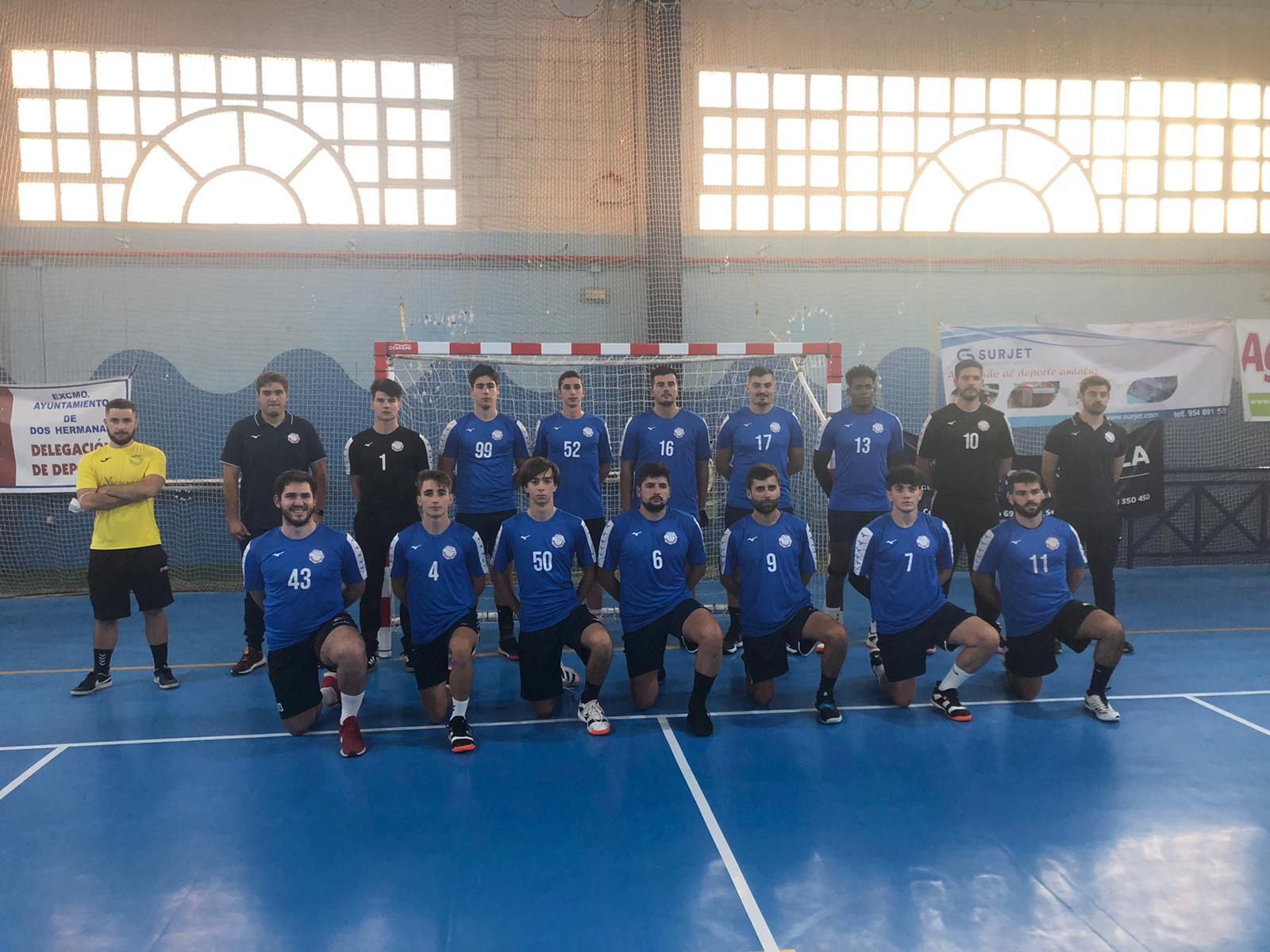 La plantilla de Montequinto posa en su pabellón.