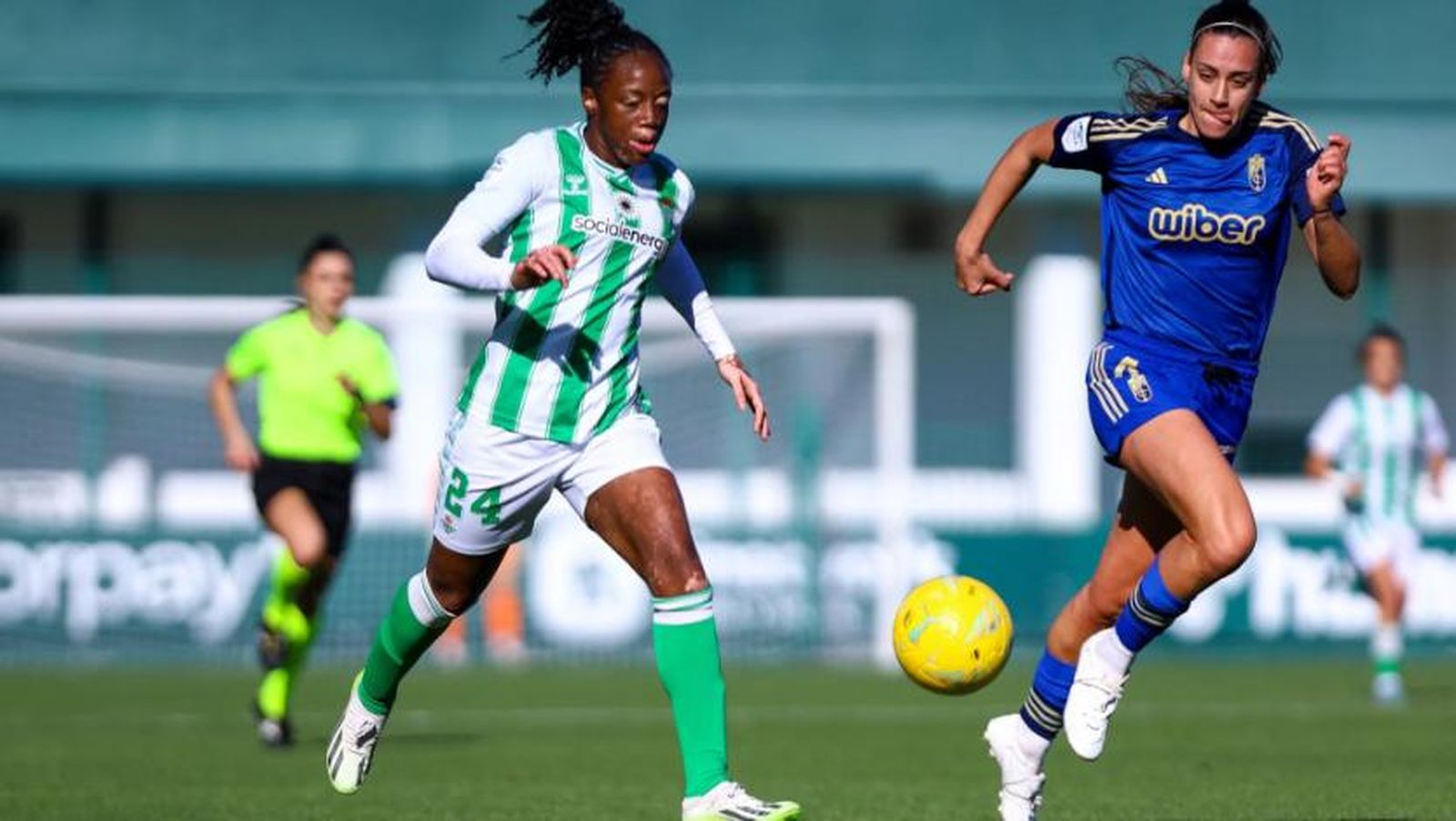 Isa Álvarez defiende en el partido de la primera vuelta