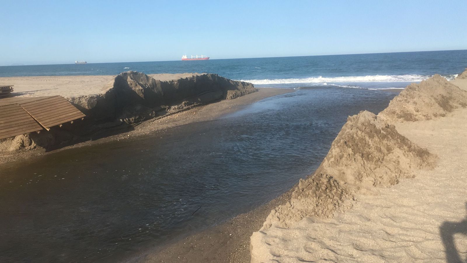 Han abierto un camino para conectar la laguna y el mar.