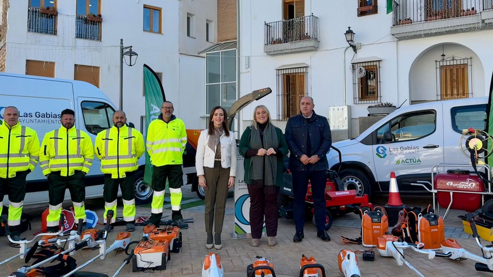 La alcaldesa de Las Gabias, Meri Sábada junto a Paloma López y Antonio Llamas