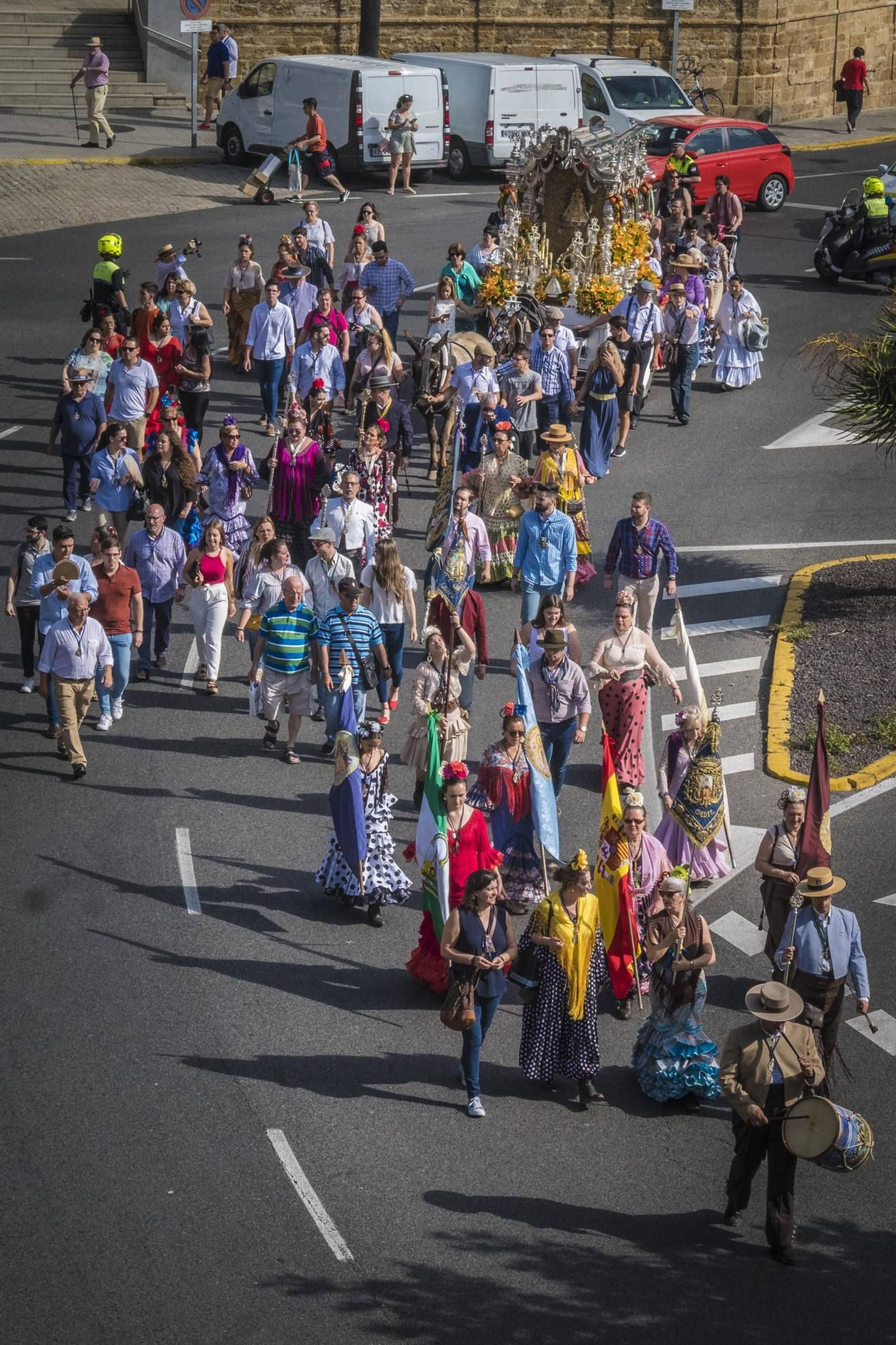 Recorrido por la ciudad de la Hermandad del Rocío de Cádiz antes de partir hacia Bajo de Guía.