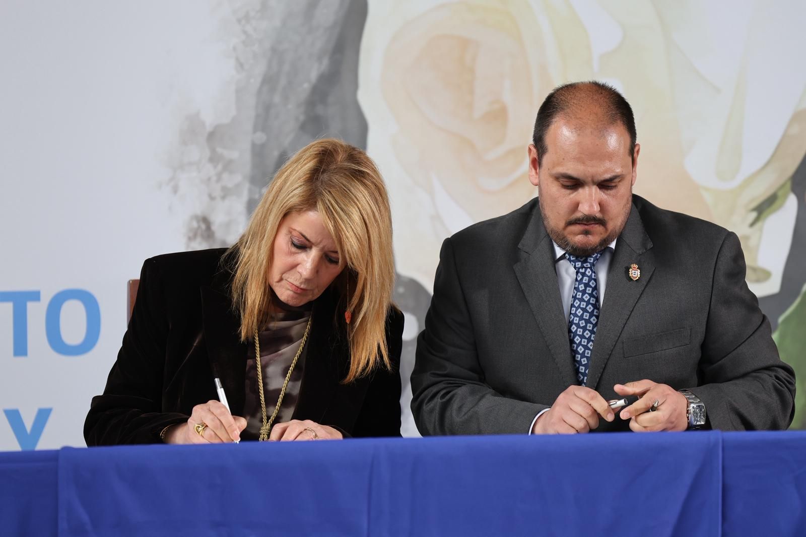 Los alcaldes de Huelva y Adamuz firmando su hermanamiento.