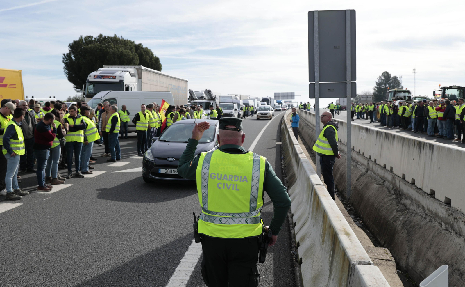 Las imágenes del corte de la A-49 por la protesta de los agricultores
