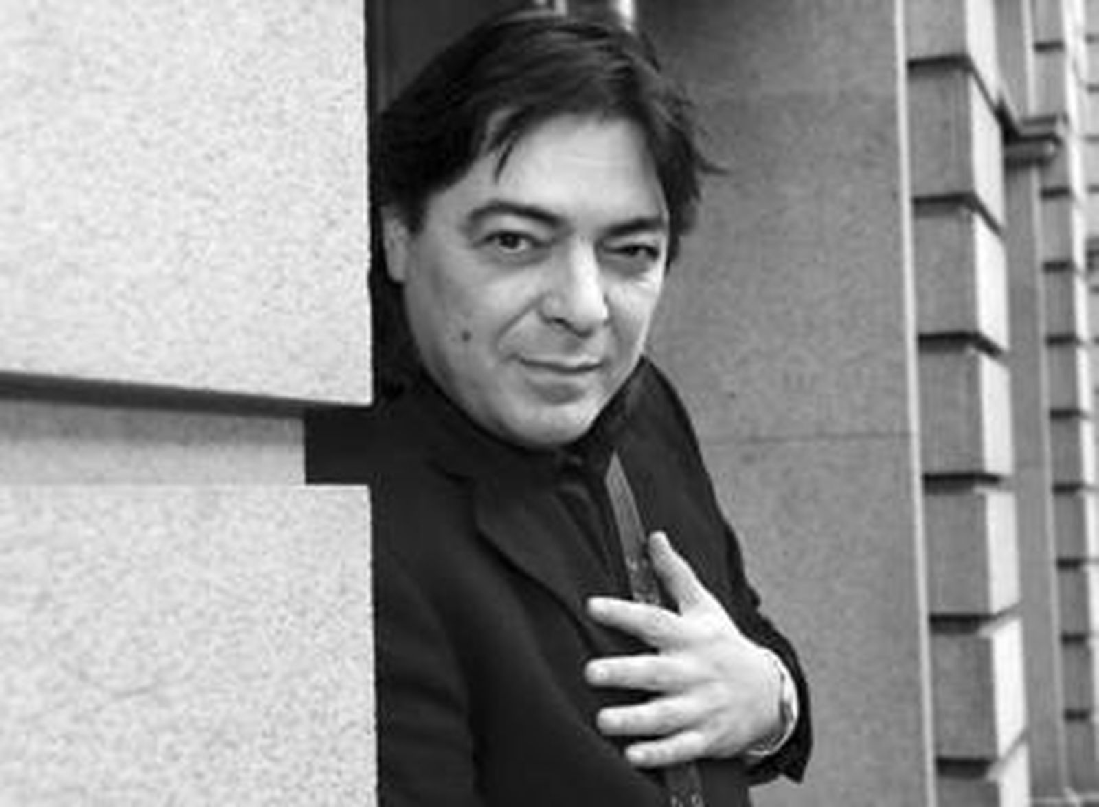 Antonio Canales, ayer en la puerta del centro donde actúa esta noche.