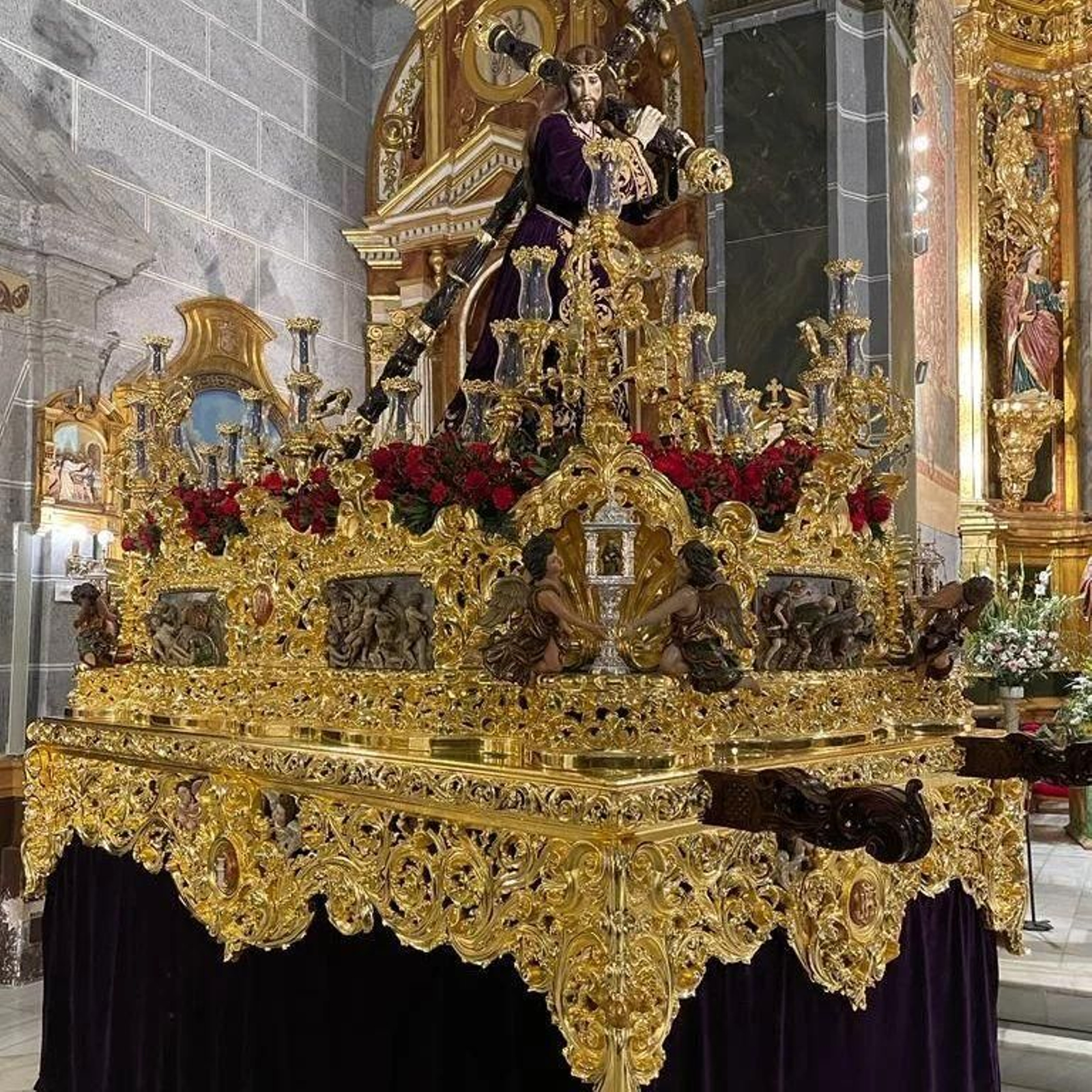 El Nazareno sobre su paso a costal. El Nazareno sobre su paso a costal.