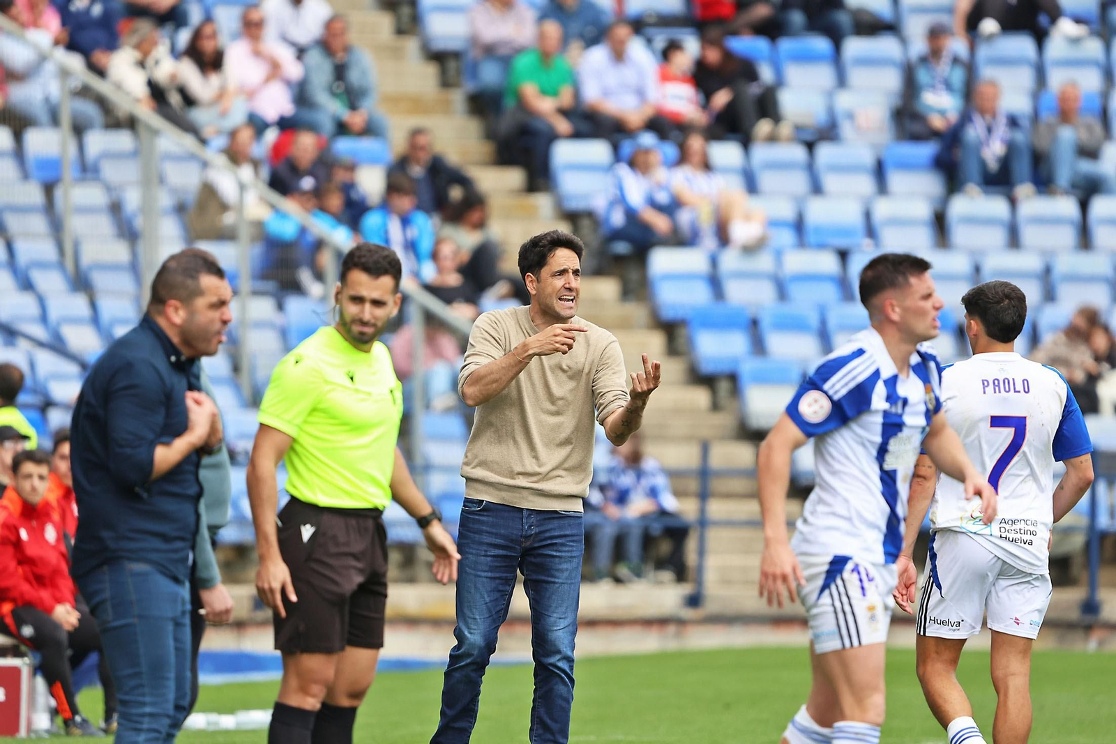 Íñigo Vélez en la banda del Nuevo Colombino.