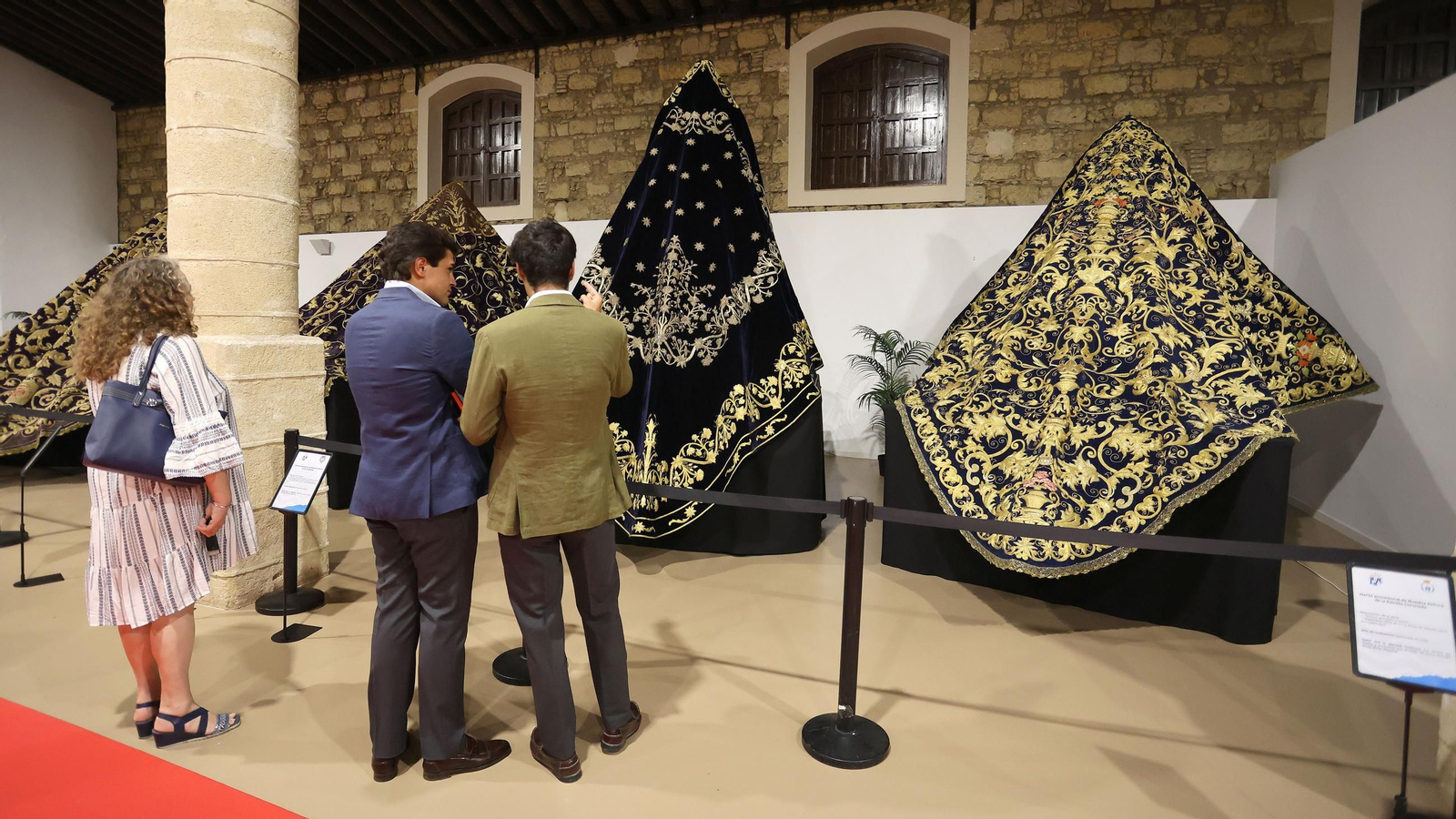 Inauguración de la exposición de mantos de vírgenes dentro de los actos de la Magna Mariana