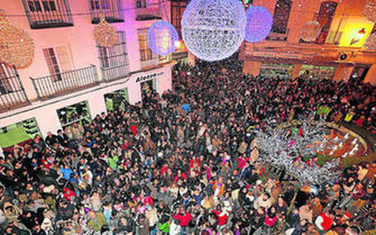Impresionante aspecto que presentaba la calle Constitución durante la 'nevada' en las navidades de 2014.