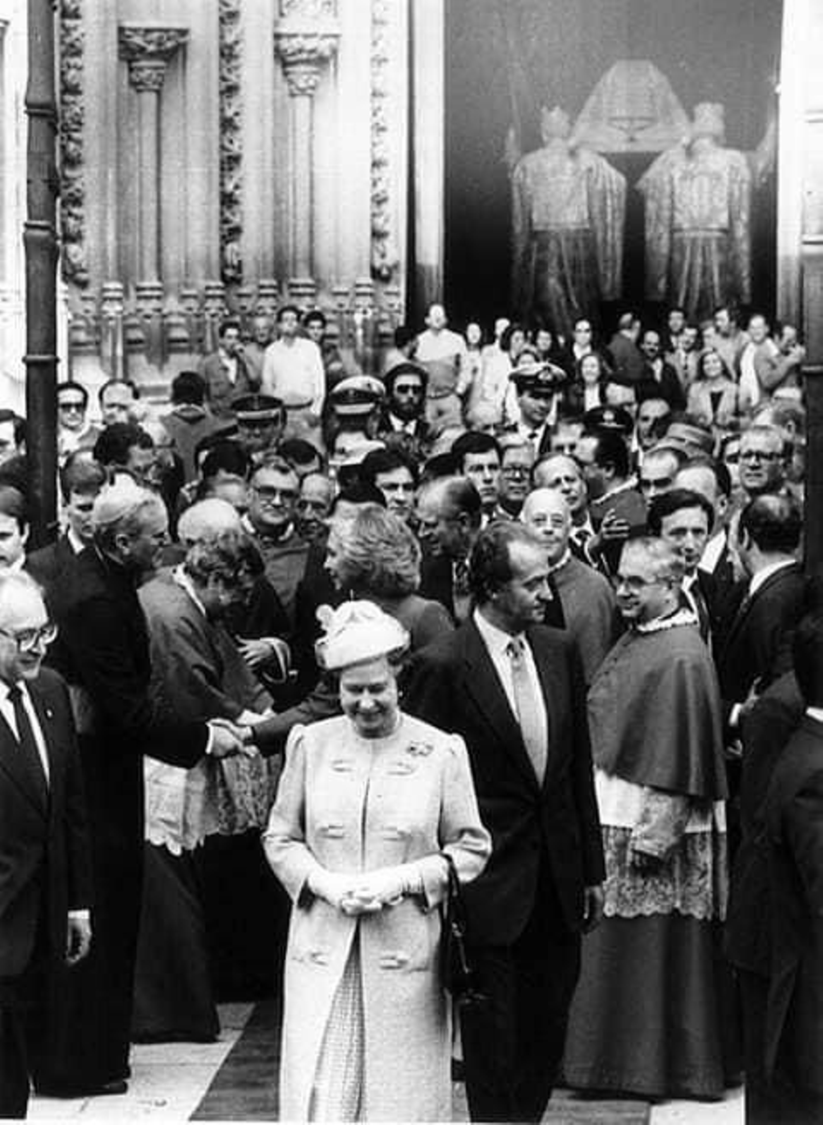 La Reina Isabel II junto al Rey Juan Carlos en su visita a la Catedral.