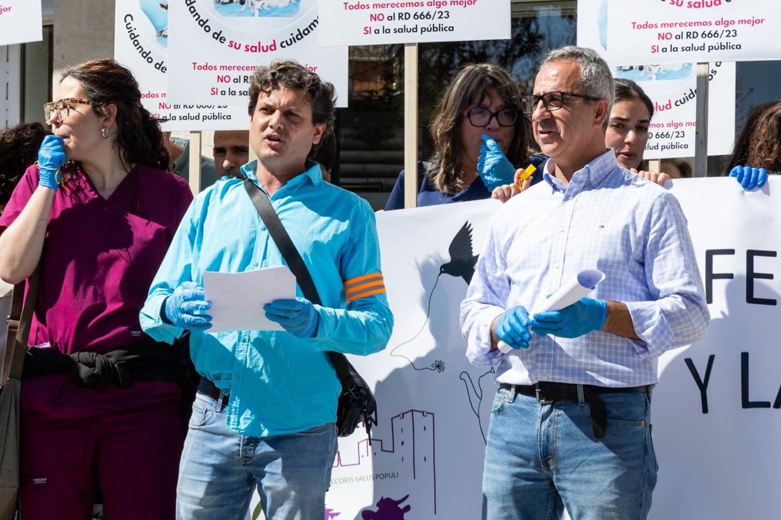 Concentración de veterinarios en protesta contra el real decreto 666/2023