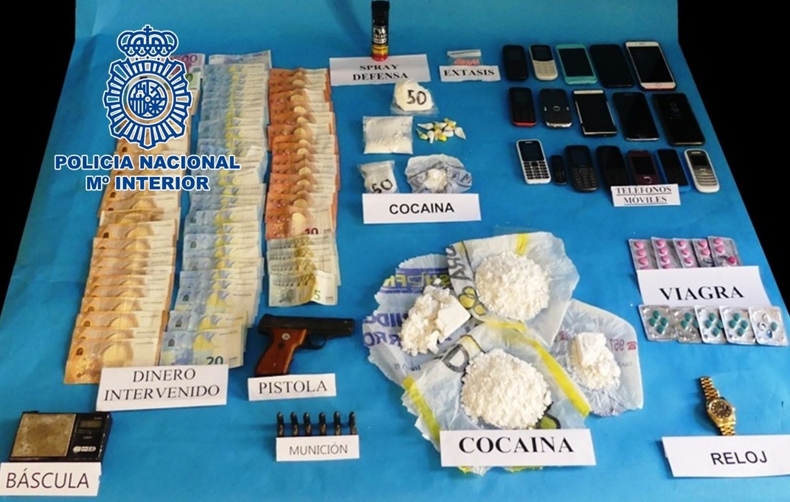 Material y dinero incautado por la Policía Nacional.