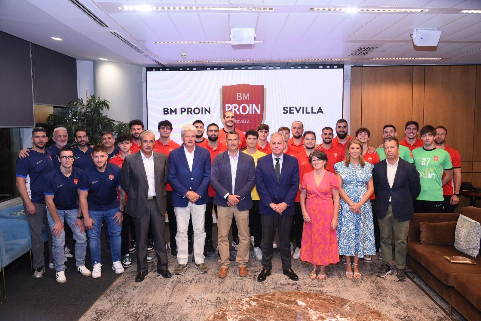 La foto de familia del Cajasol Sevilla BM Proin con la presencia del alcalde, José Luis Sanz.