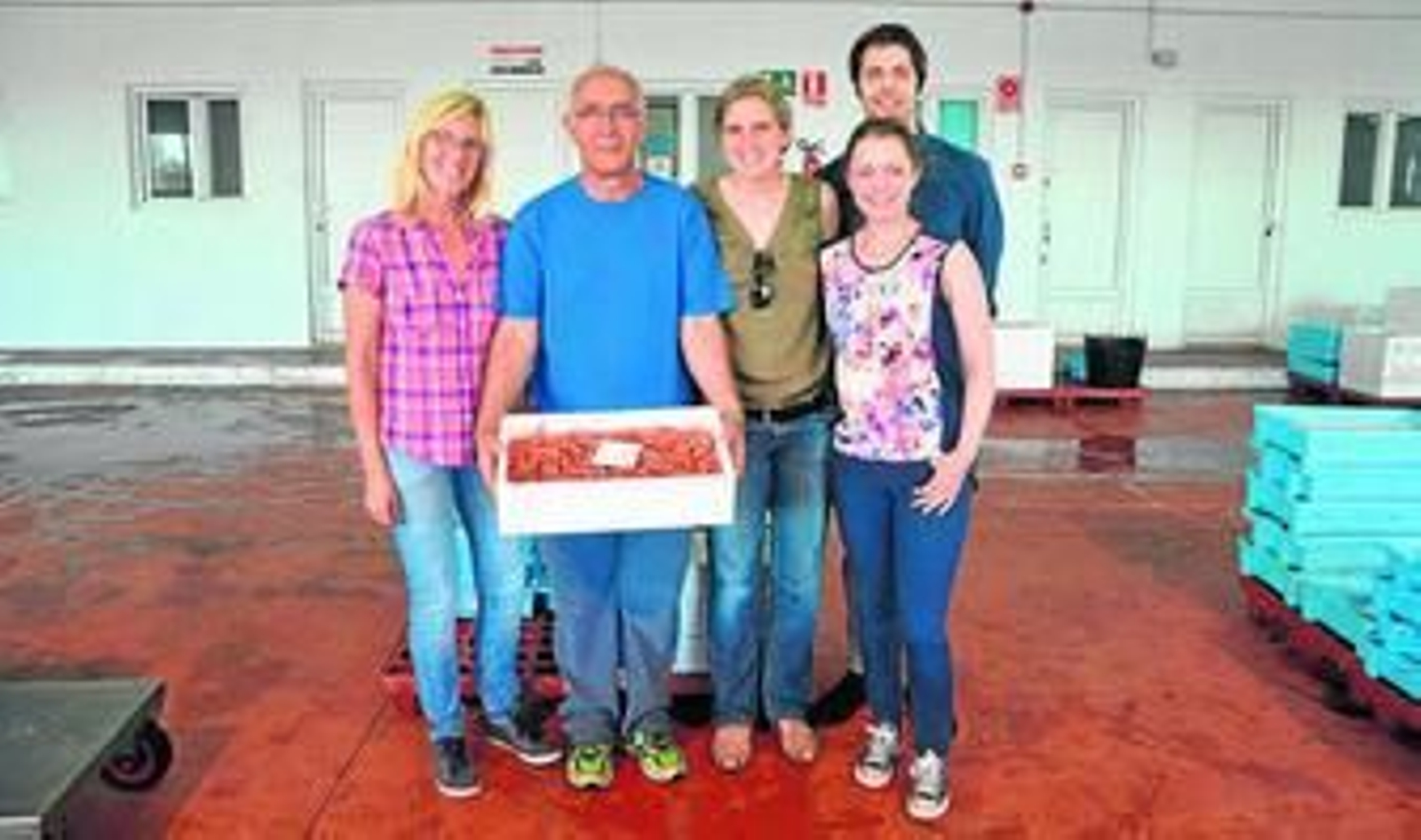 Los responsables de APPF Motril, con una caja de quisquillas, un producto muy significativo por los ingresos que genera.