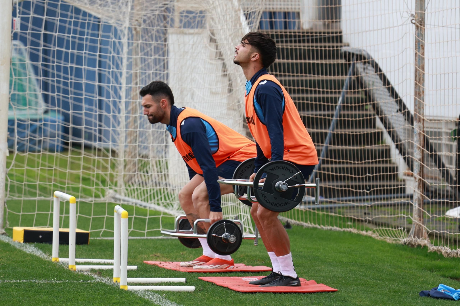 Ramón Enríquez: El capitán reaparece en muletas y sonriente