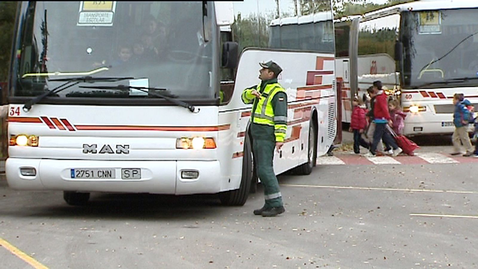 Imagen de archivo de un agente de la Guardia Civil inspeccionando un autobús escolar.