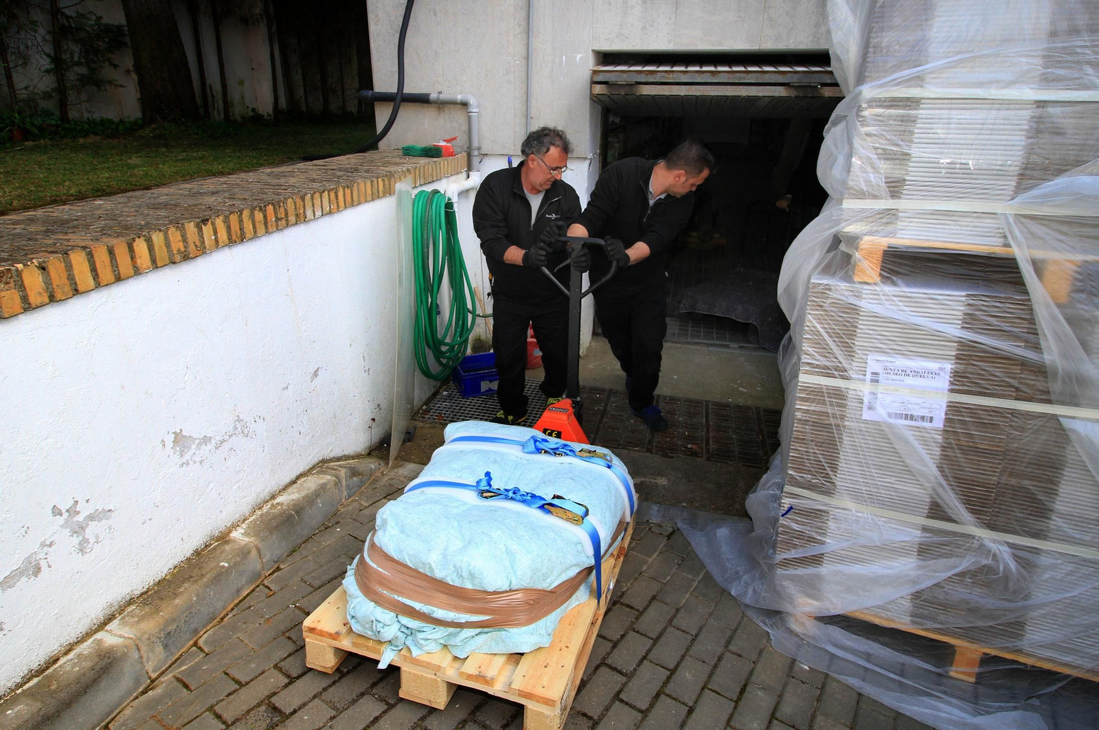 Imágenes de la llegada al museo de Huelva de la estela de cerca de 5.000 años de antigüedad hallada en Cañaveral de León