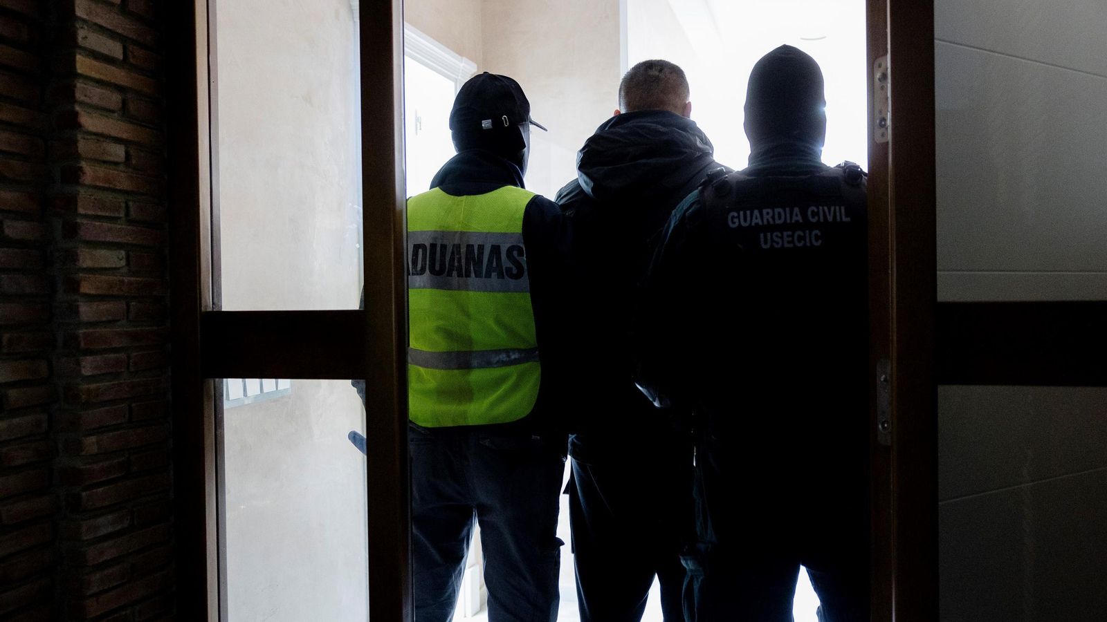 Uno de los detenidos, en su domicilio de Chiclana durante el registro.