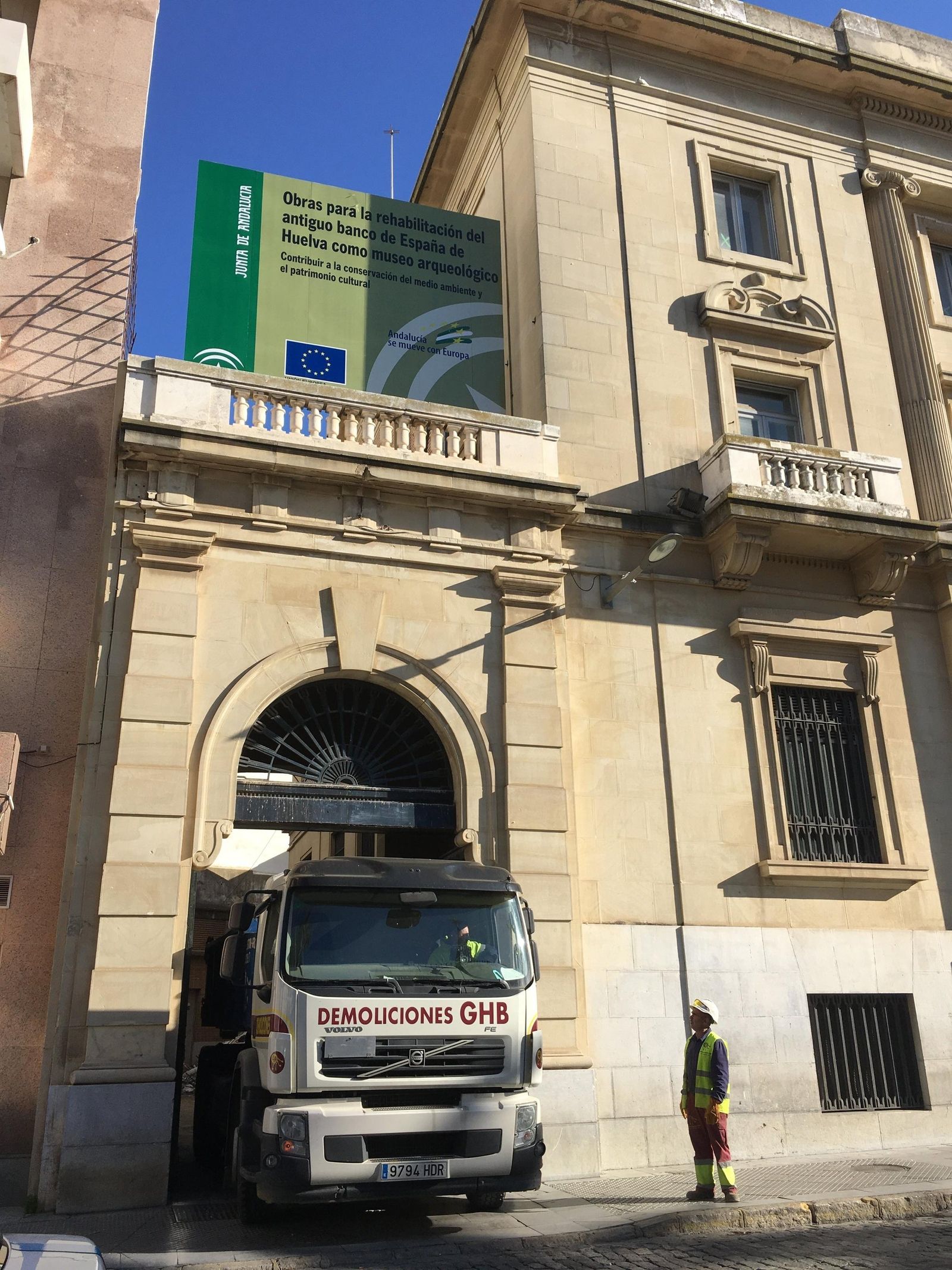 Un camión de una empresa de demoliciones sale del edificio del Banco de España.