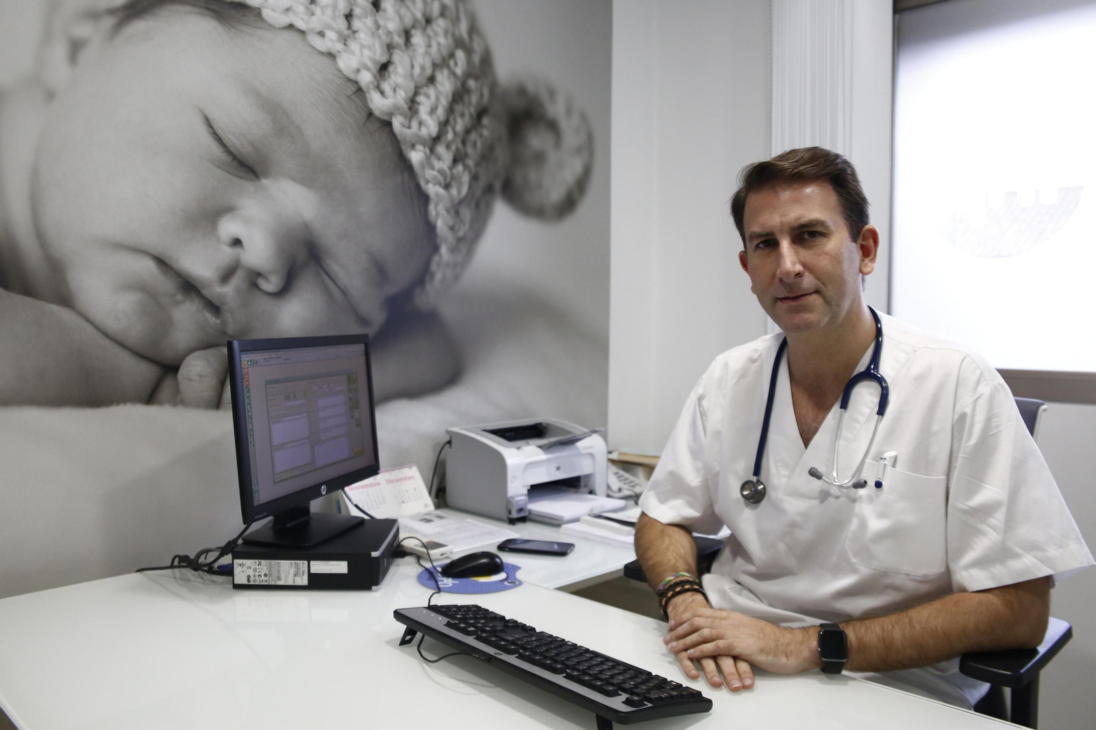 Jesús Garrido pasa consulta a diario en el Hospital La Inmaculada.