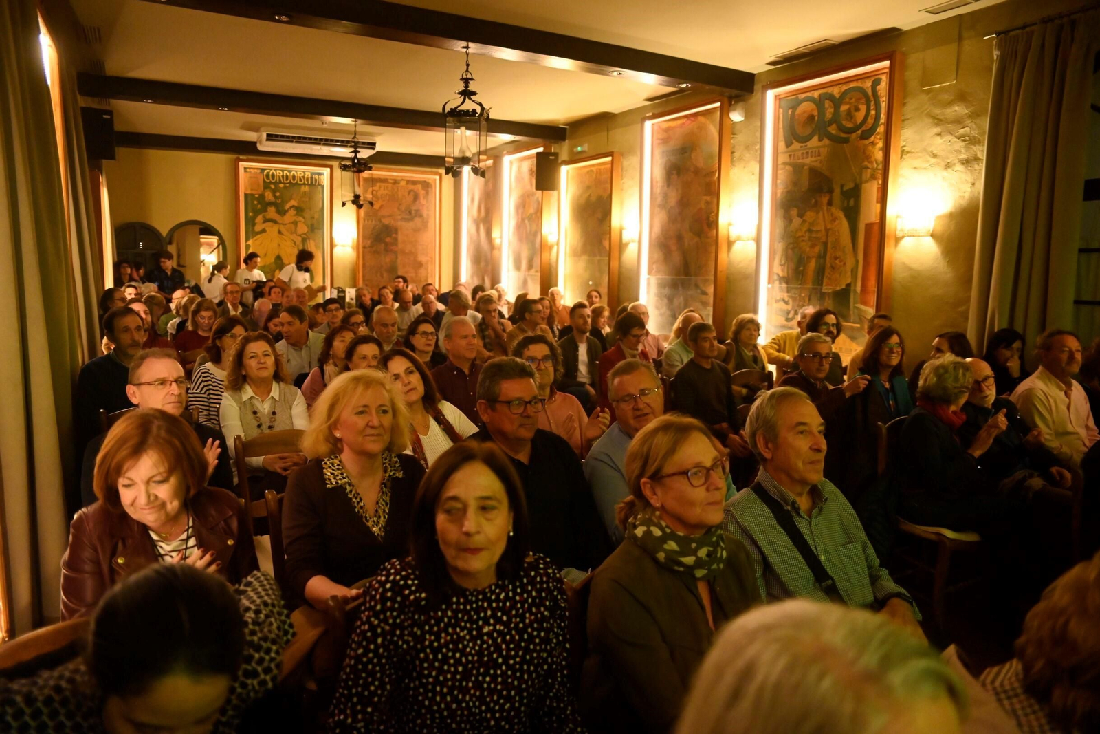 Las imágenes de la presentación del nuevo libro-disco de Aquel Trovar, 'Ondas do mar'