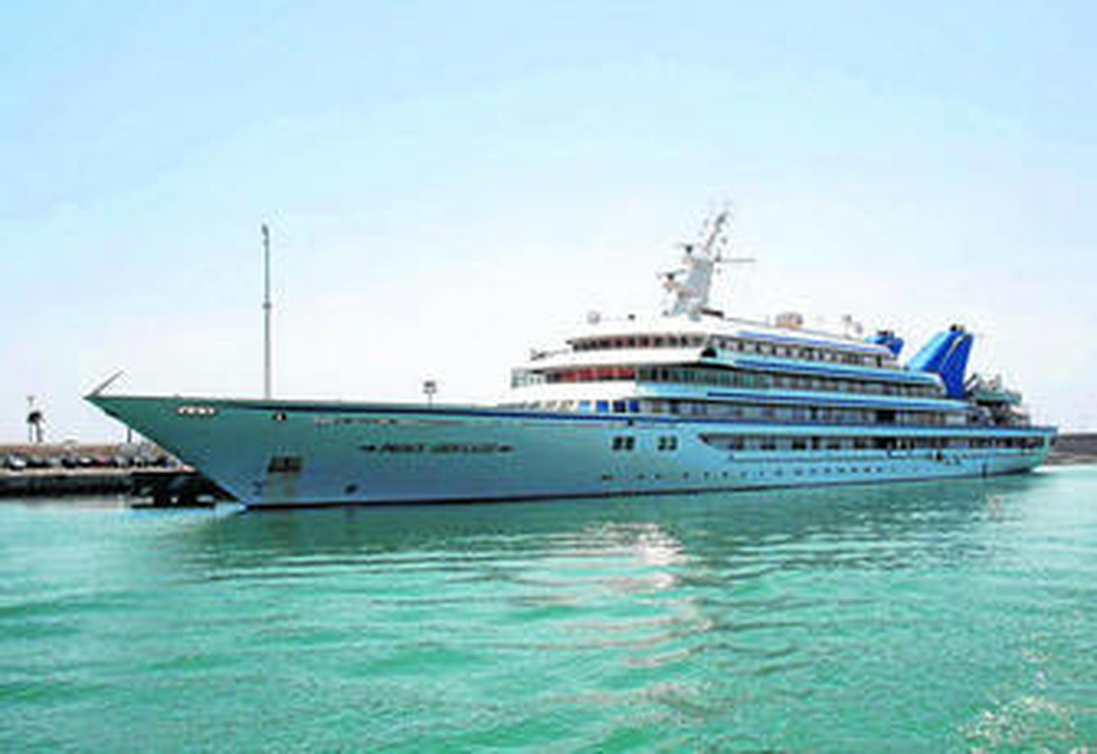 El 'Prince Abdelaziz' atracado ayer en el pantalán de levante.