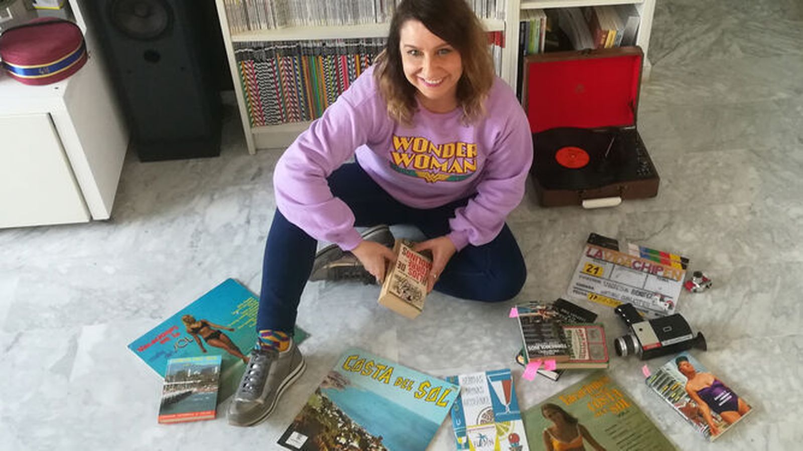 Vanesa Benítez, rodeada de discos, guías y otros objetos que inspiraron su último trabajo: 'La vida chipén'.
