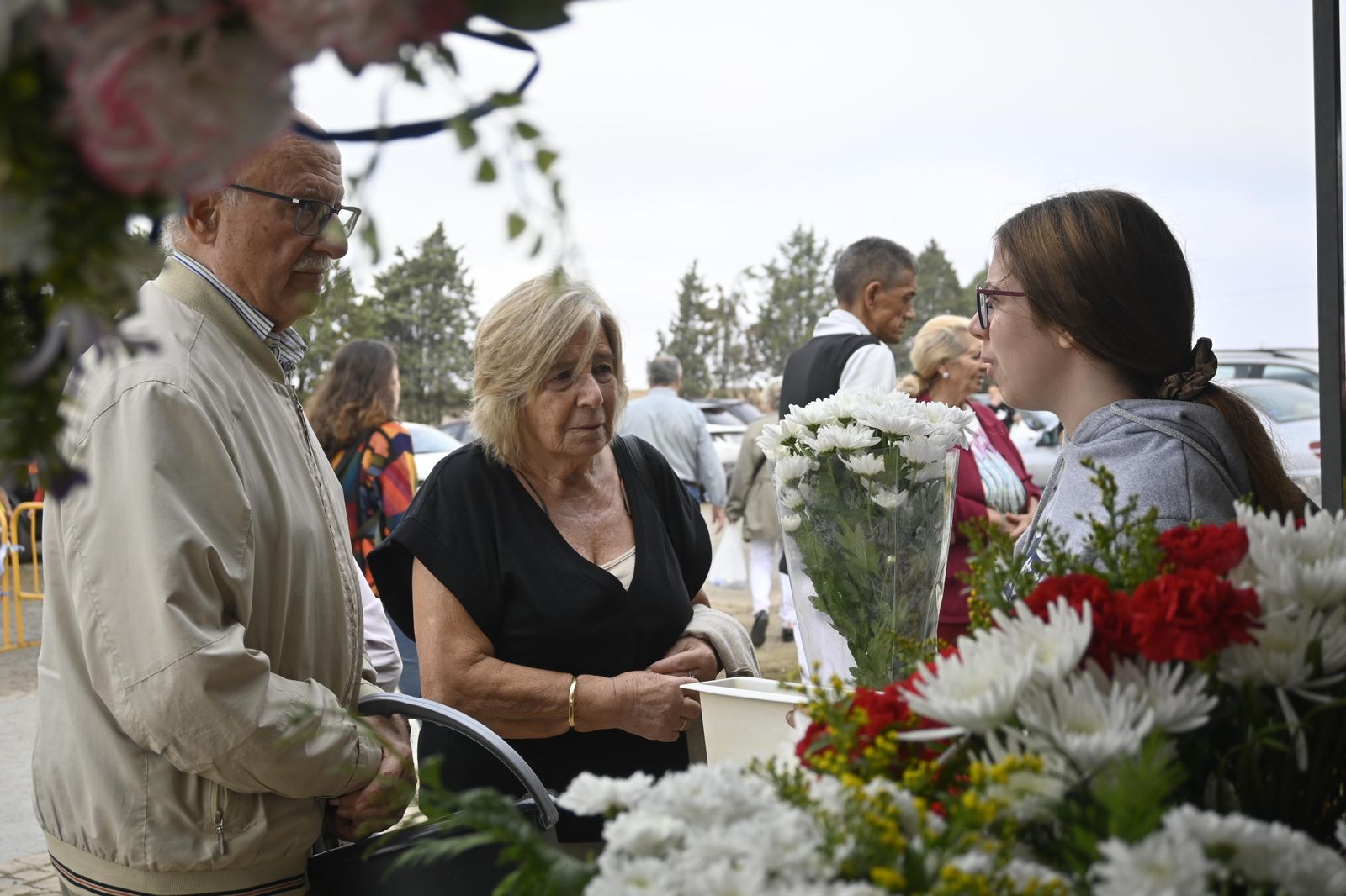 Ambiente en el cementerio de Huelva para el día de todos los Santos.