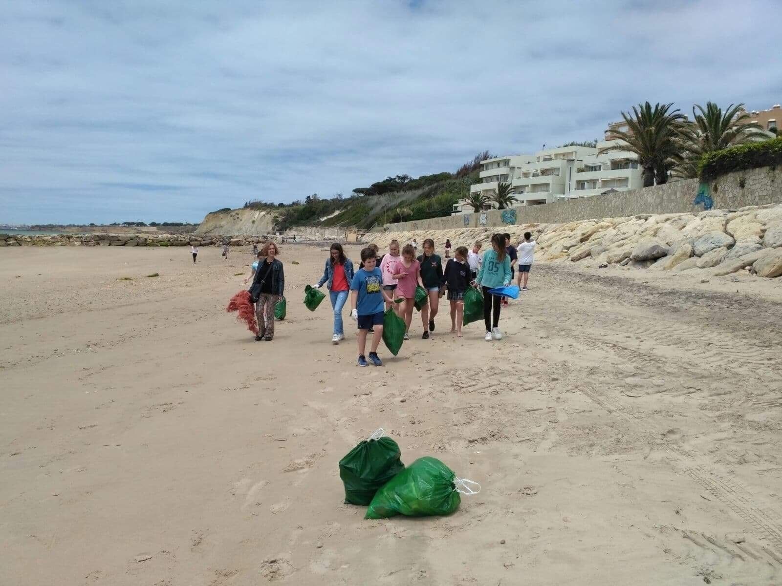 Una imagen del grupo durante la limpieza de la playa de Fuentebravía.