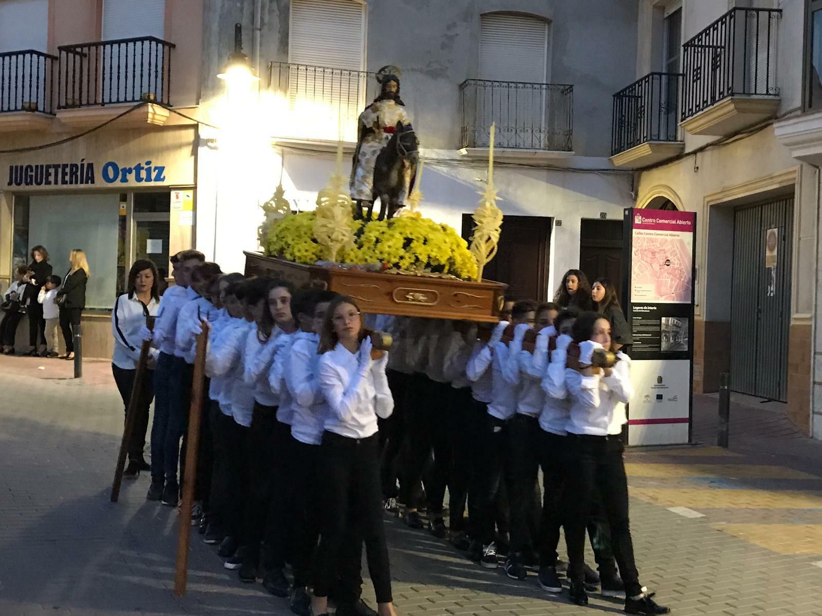 Nuevo paso de la borriquita portado por los jóvenes de Cuevas del Almanzora.