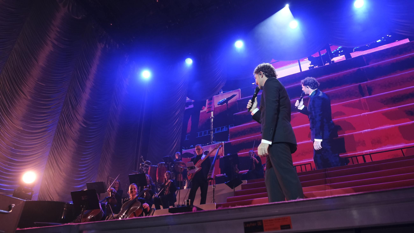 David Bisbal enamora a su Almería en el inicio de la gira 'Todo es Posible en Navidad', en fotografías