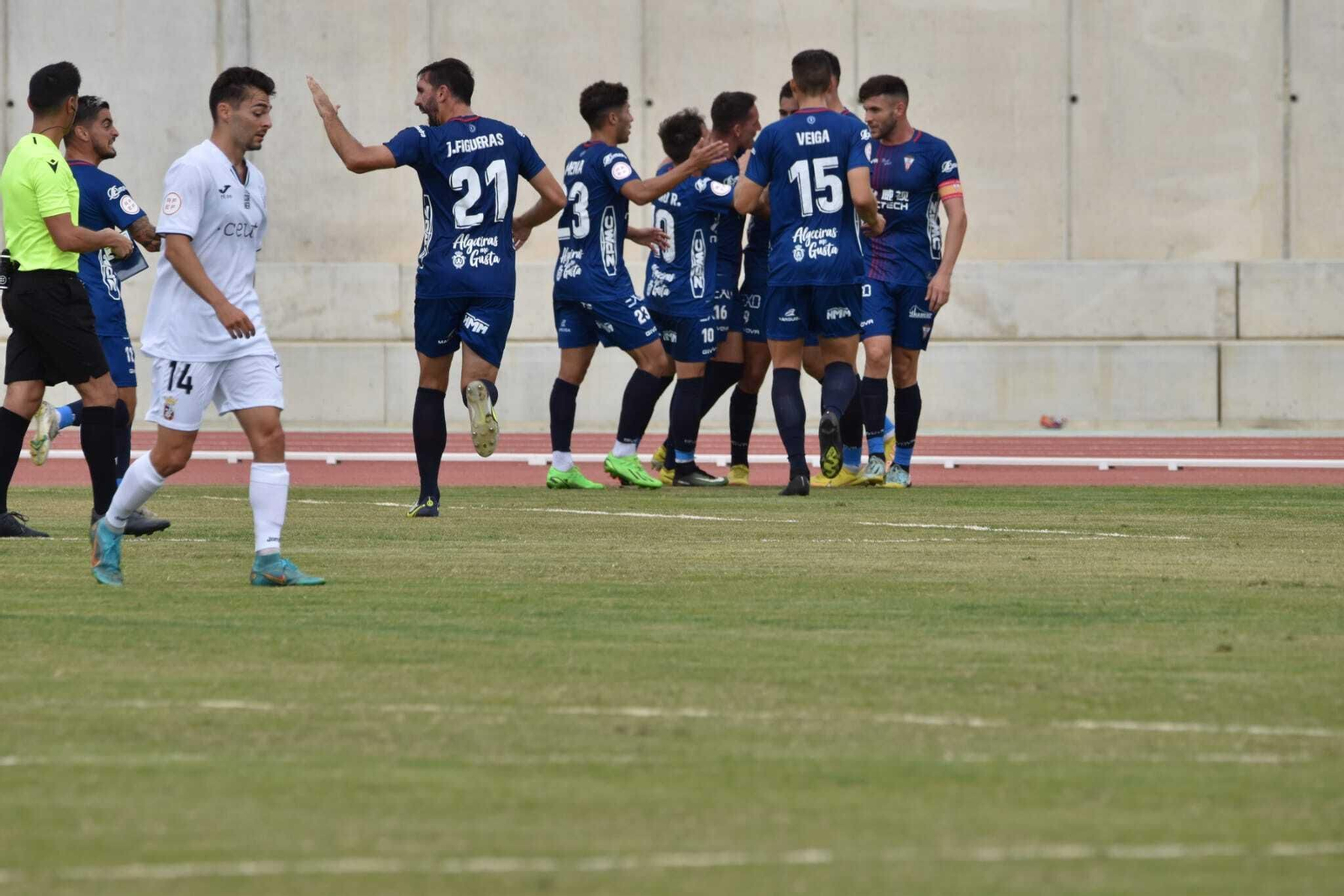 El Algeciras festeja un gol en Ceuta, este domingo.