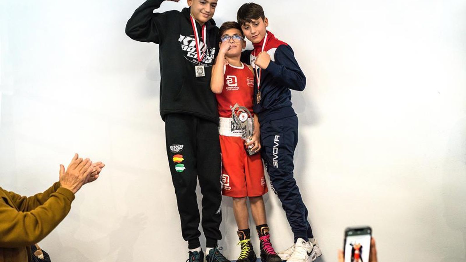 Tristán Romero celebra con sus compañeros el trofeo logrado.