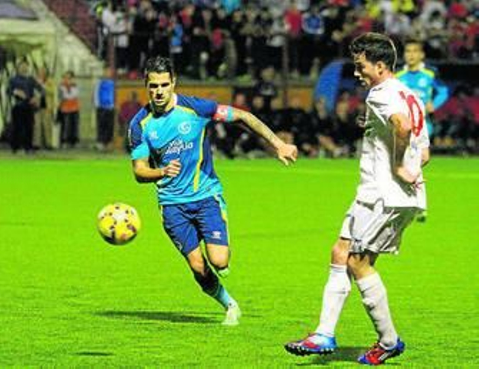 Vitolo, con el brazalete de capitán, presiona a un contrario.