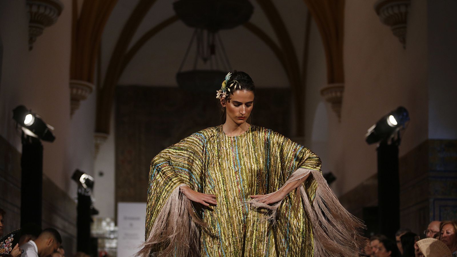 Colorida túnica de Alejandro Postigo.