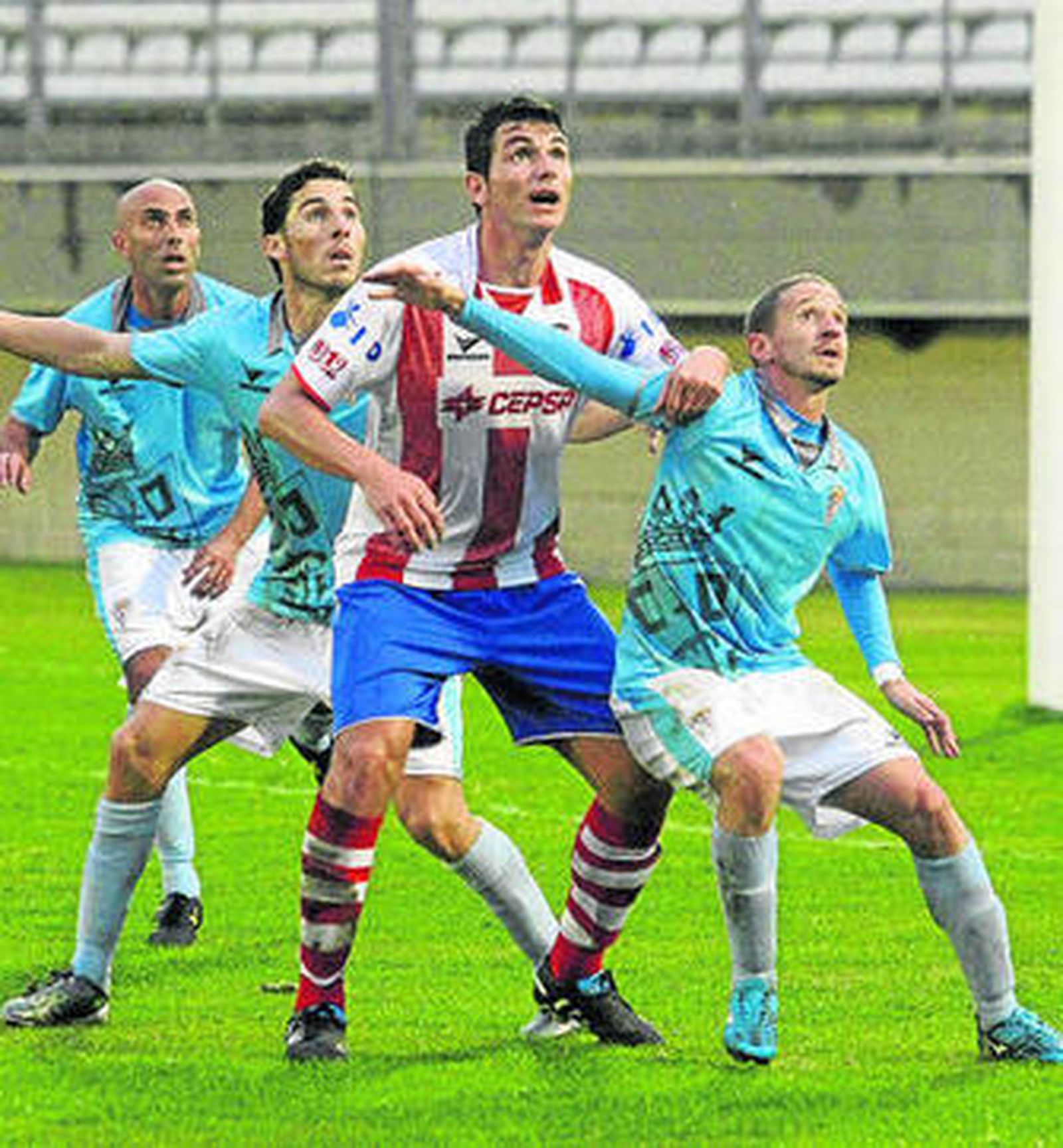 Mario, rodeado de adversarios.