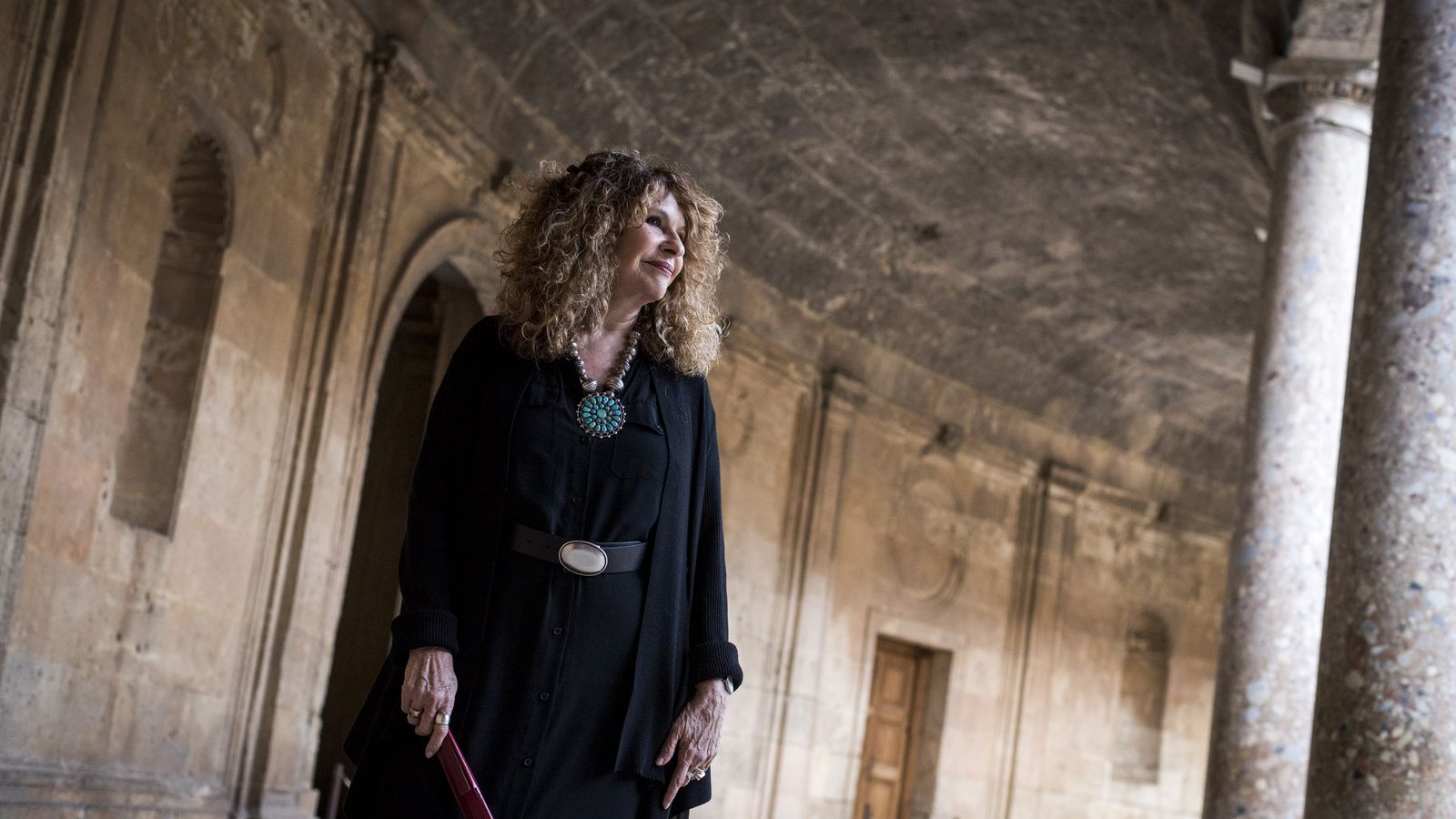 La escritora nicaragüense posa en el entorno del Palacio de Carlos V.