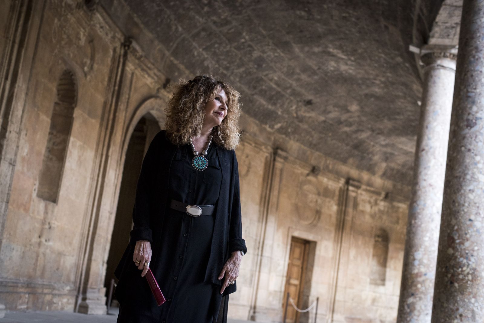 La escritora nicaragüense posa en el entorno del Palacio de Carlos V.