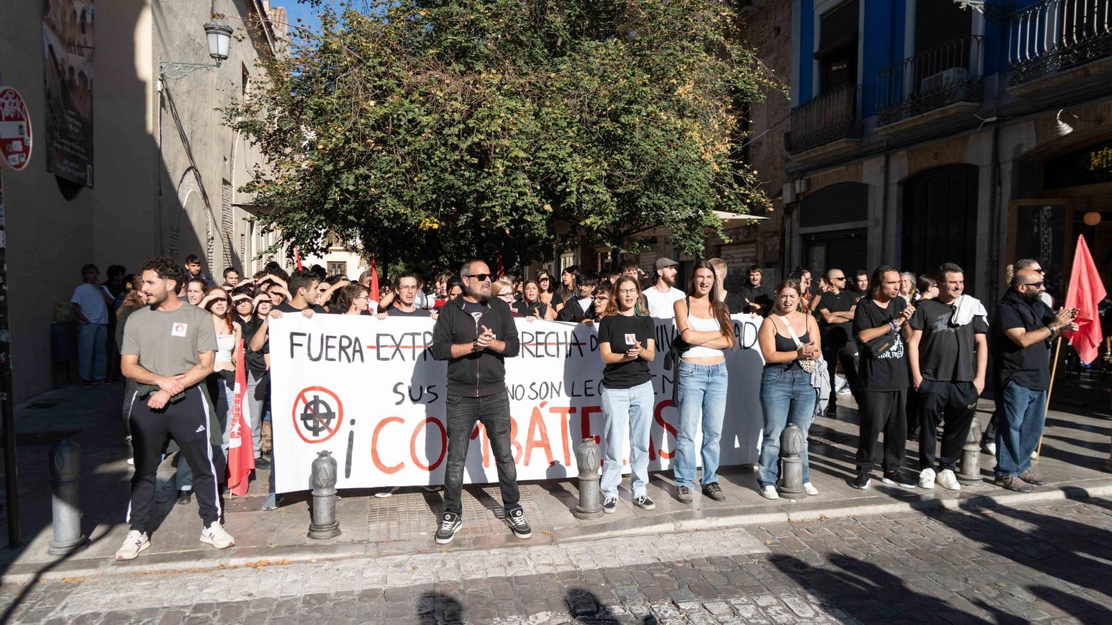 Manifestantes contrarios al acto de Vito Quiles en la Facultad de Derecho de la Universidad de Granada