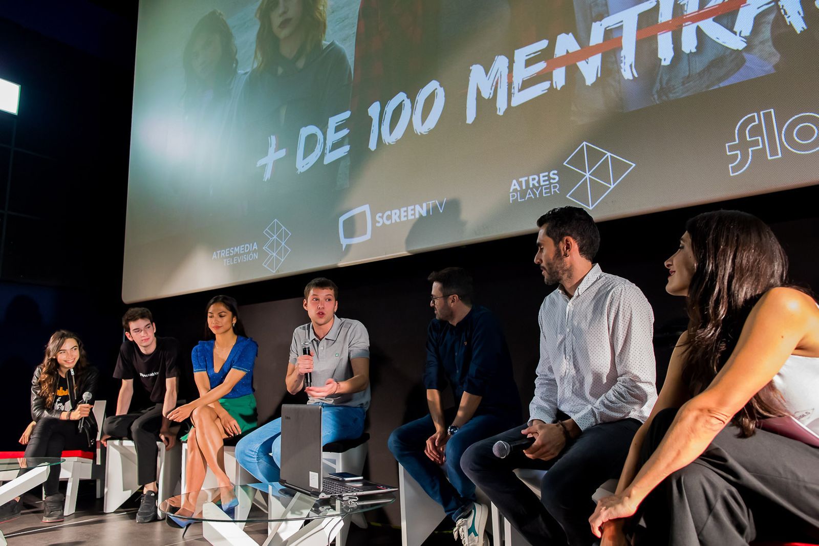 Los protagonistas y productores de cien mentiras', ayer, en el Cine Albéniz.