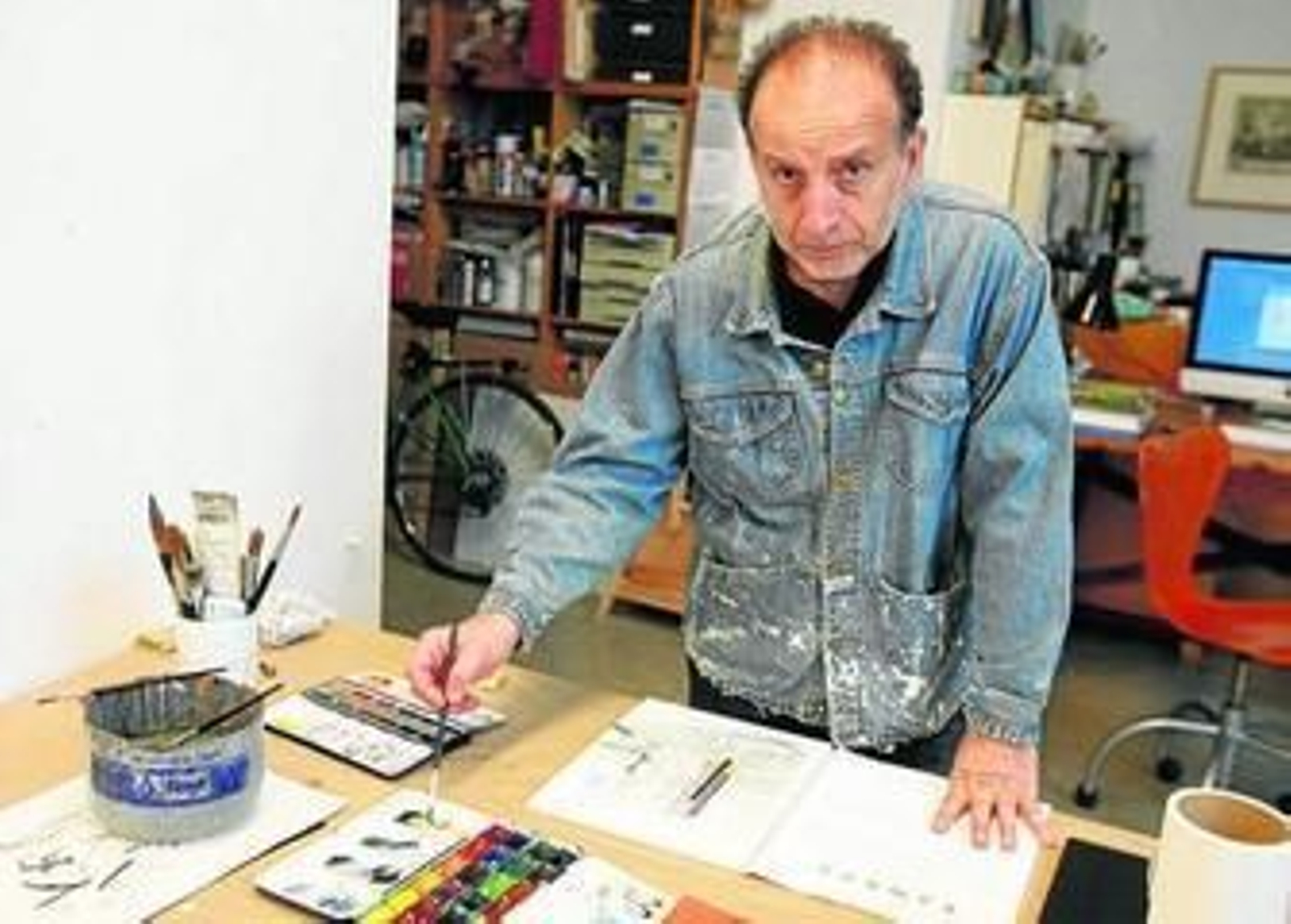 Curro González (Sevilla, 1960), trabajando en su estudio en una imagen de archivo.