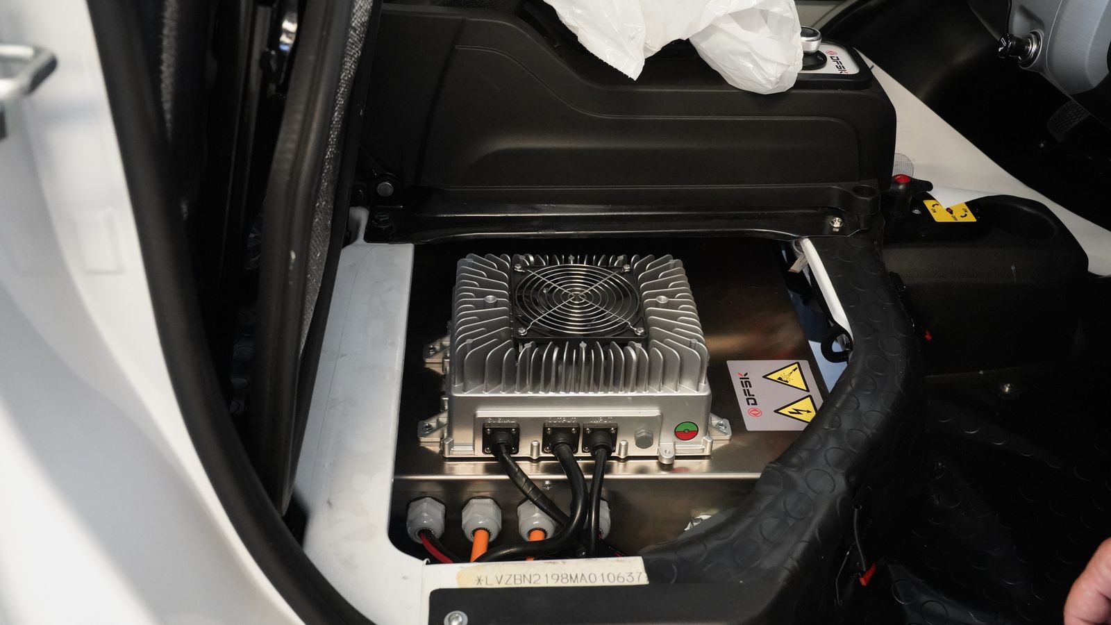 Las baterías son alojadas bajo la estructura de los dos asientos delanteros.