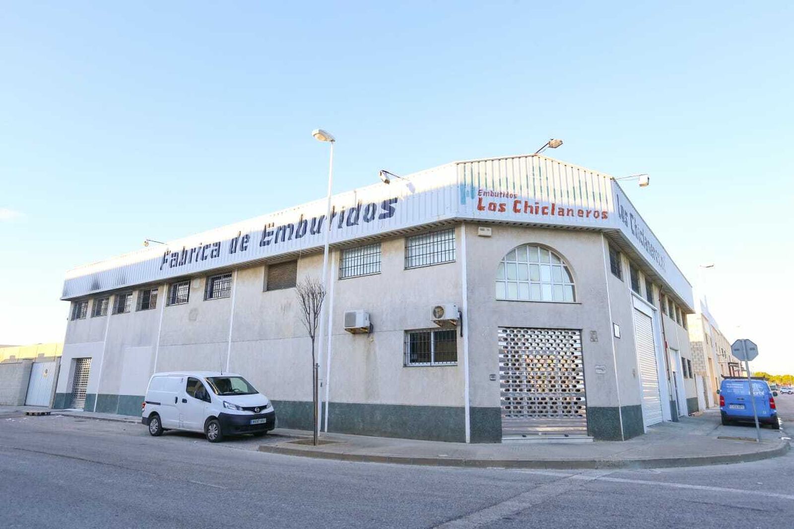 Imagen exterior de la fábrica de chicharrones en Urbisur que este sábado reabrirá de nuevo sus puertas al público.